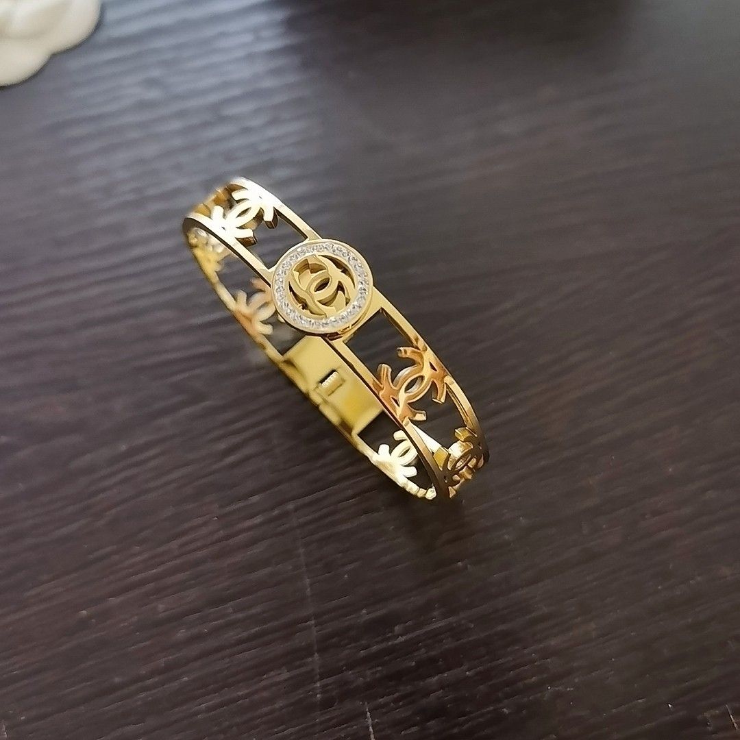 2022 Luxury Color Contrast Double C Bracelet product image 2, provided for visual reference and product detail review