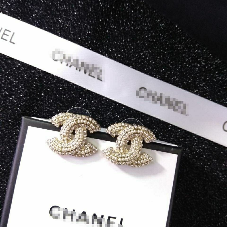 Small fragrant pearl rhinestone stud earrings product image 4, provided for visual reference and product detail review