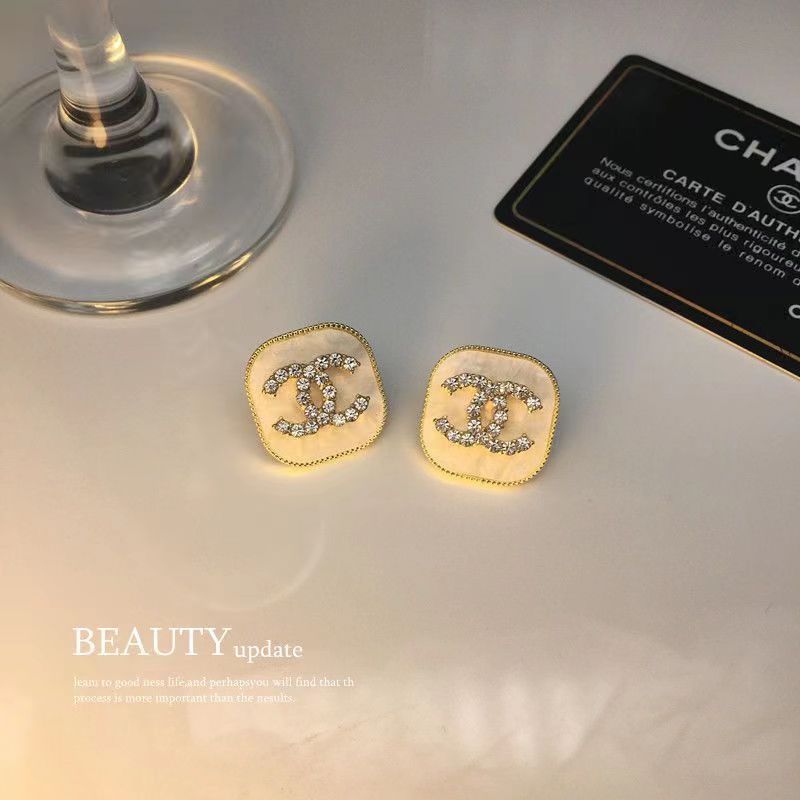 Small fragrant diamond pearl Earrings product image 24, provided for visual reference and product detail review