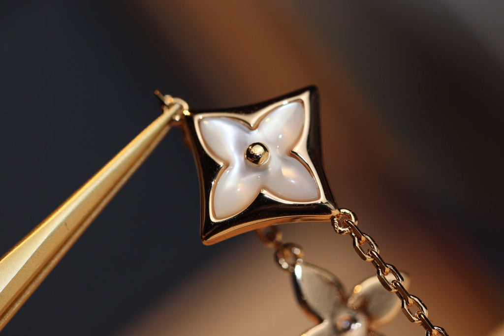 Four-Leaf Clover Bracelet product image 2, provided for visual reference and product detail review