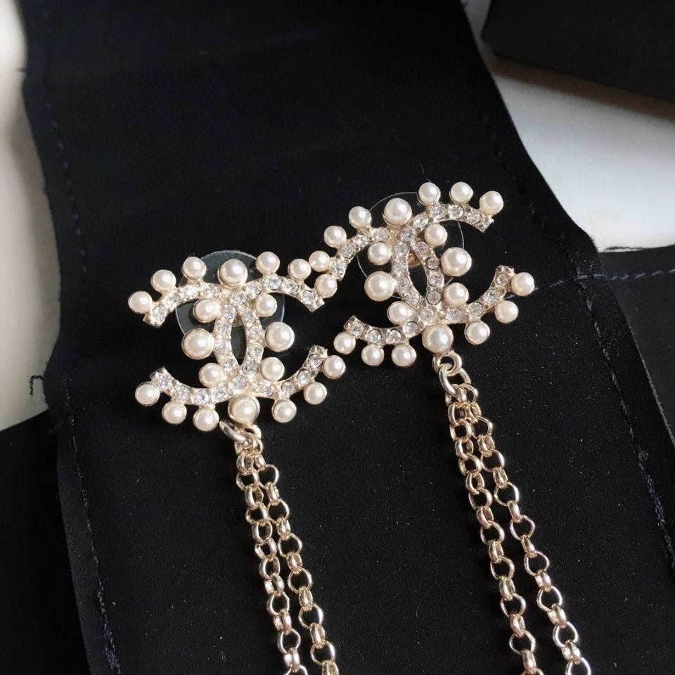 String of pearls Stud earrings product image 2, provided for visual reference and product detail review