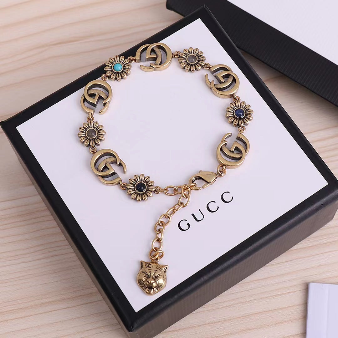2023 New Flower Decorative Bracelet product image 3, provided for visual reference and product detail review