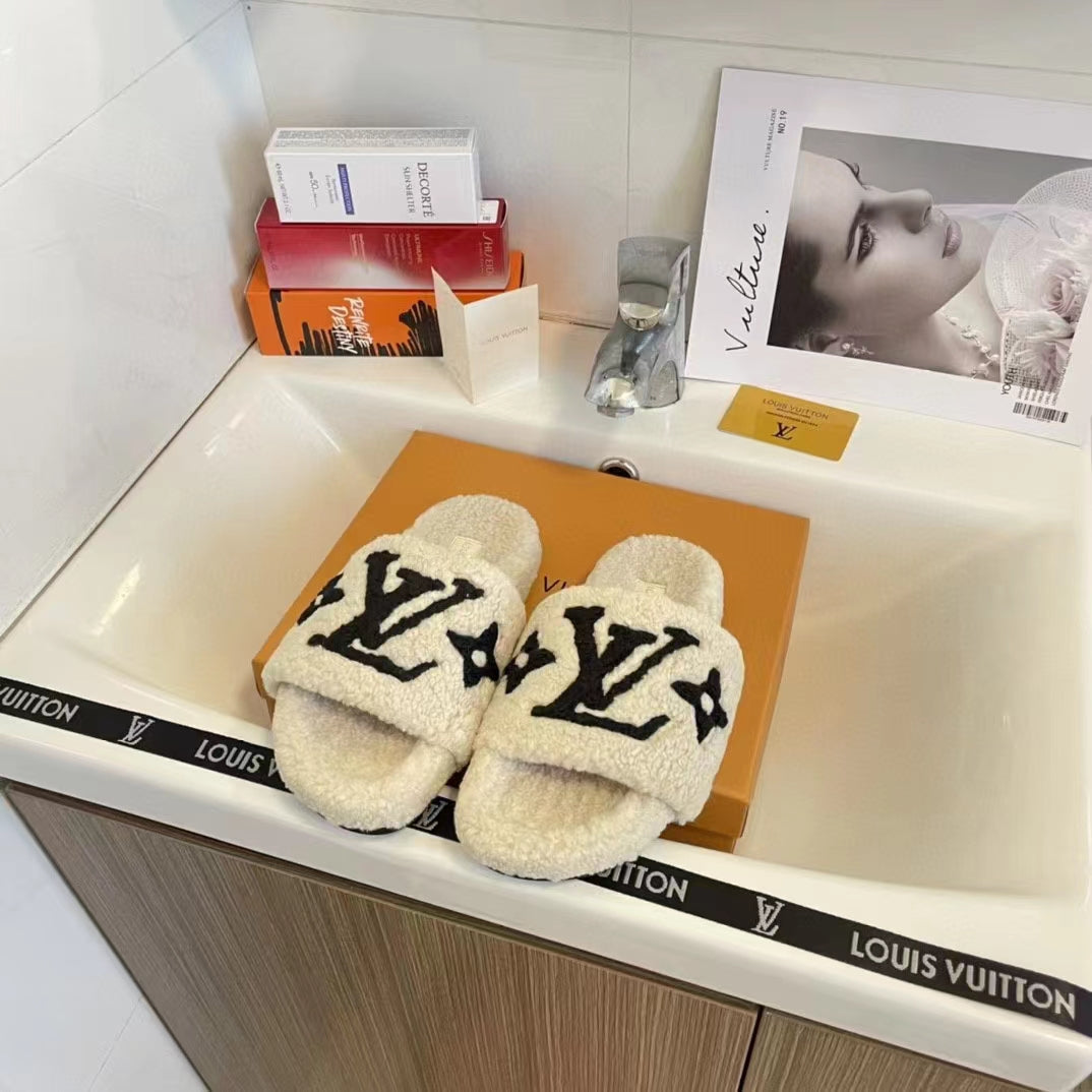 2023 VL Autumn and Winter lamb hair slippers product image 6, provided for visual reference and product detail review