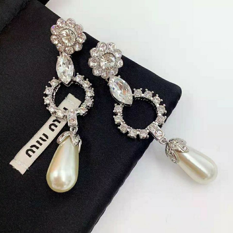 Diamond-set stud earrings product image 1, provided for visual reference and product detail review