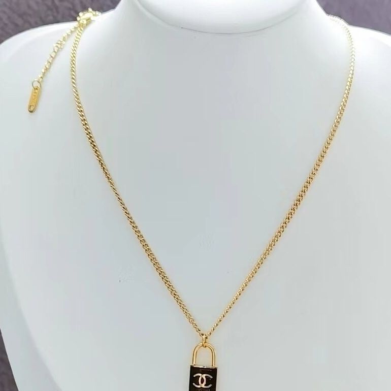 Clover pendant necklace product image 1, provided for visual reference and product detail review