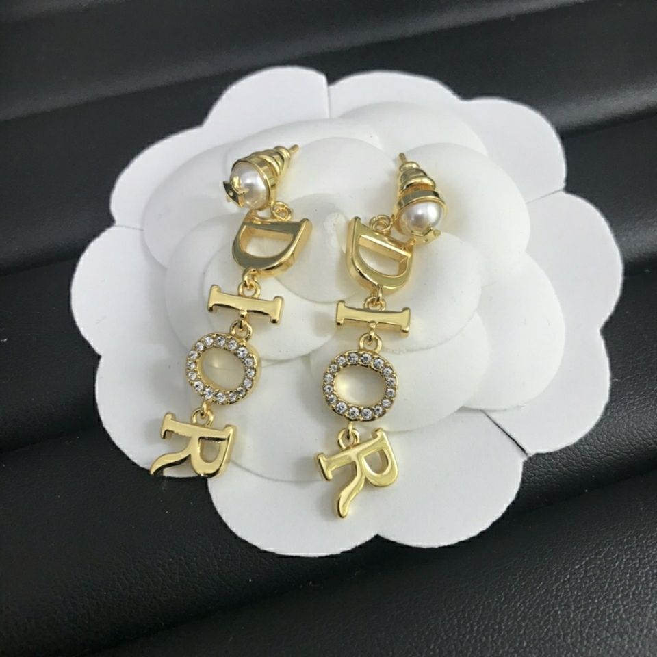 Pearl earrings product image 2, provided for visual reference and product detail review