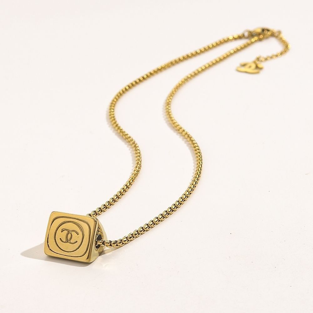 Fragrance/three-sided three-dimensional letter necklace product image 7, provided for visual reference and product detail