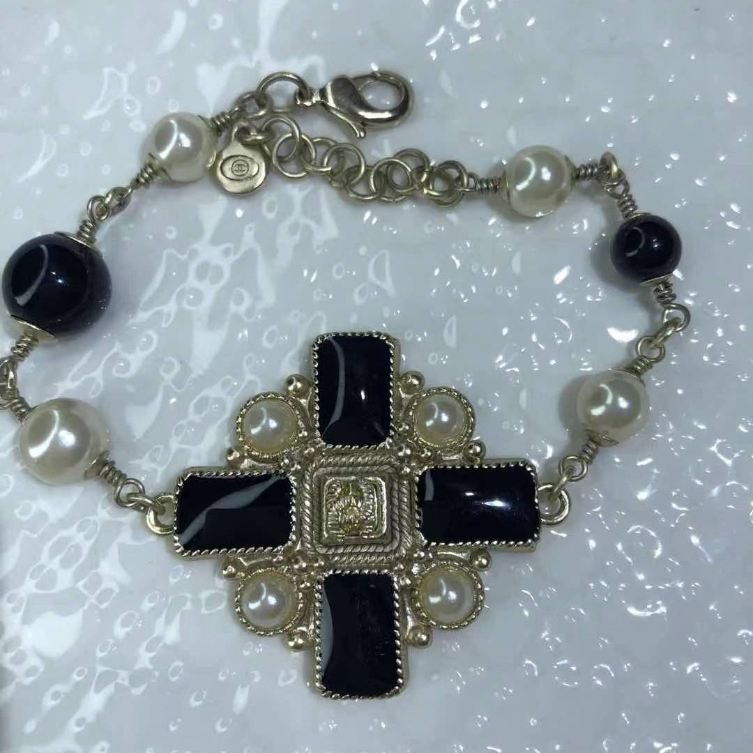 Xiaoxiang classic vintage brass bracelet product image 20, provided for visual reference and product detail review