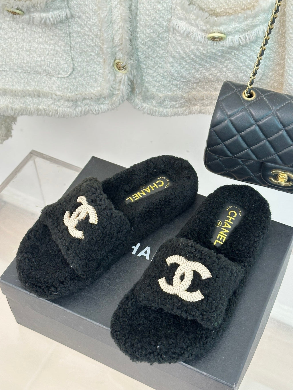 2023 CC Xiaoxiang classic four seasons double C plush slippers-S27 product image 4, provided for visual reference and