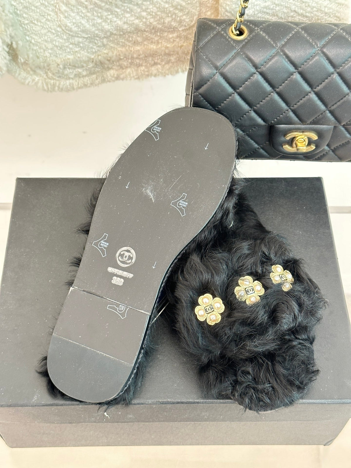2023 CC Pure wool double C four-leaf clover fur slippers-S28 product image 6, provided for visual reference and product