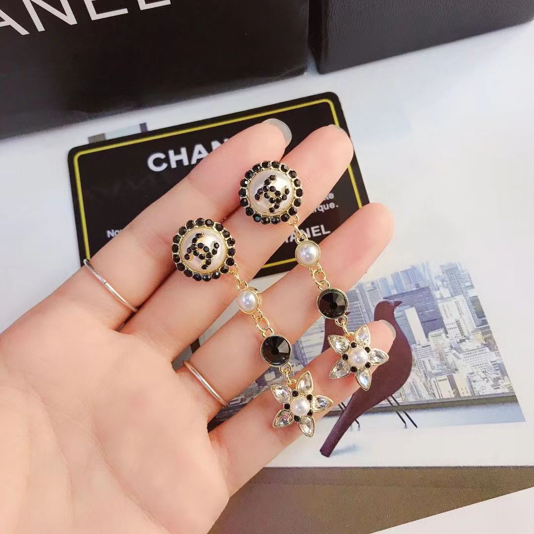 Small fragrant diamond pearl earrings product image 9, provided for visual reference and product detail review