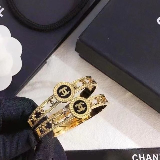 2022 Luxury Color Contrast Double C Bracelet product image 8, provided for visual reference and product detail review