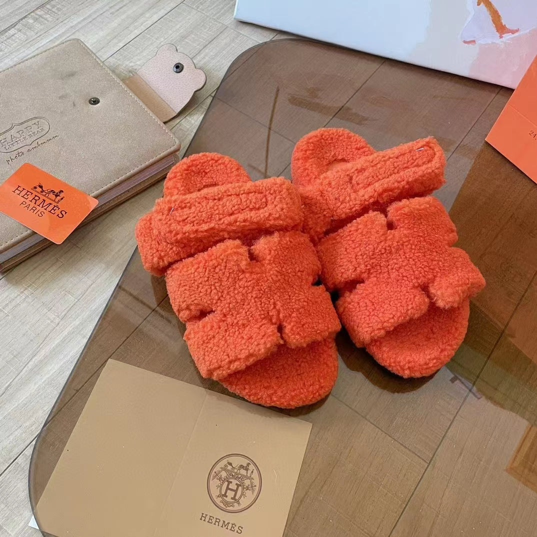 2023 Autumn and Winter lamb hair slippers product image 1, provided for visual reference and product detail review