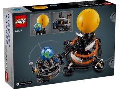 42179 LEGO Planet Earth and Moon in Orbit product image 2, provided for visual reference and product detail review